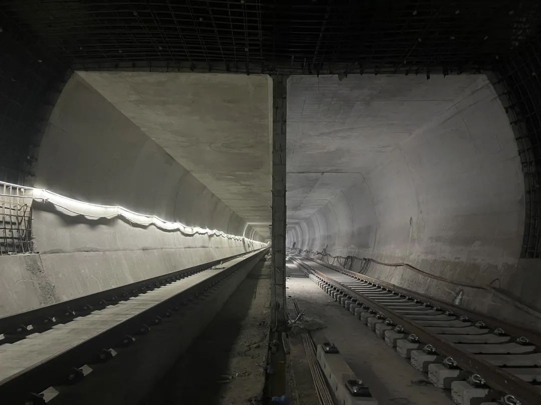 地铁5号线海底隧道土建完工